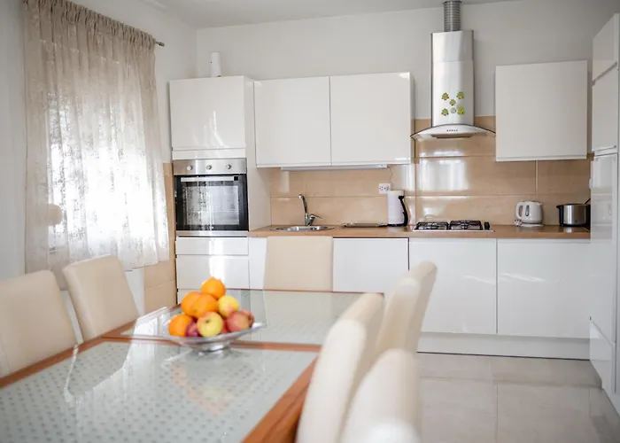 Laura Βίλα Nadin