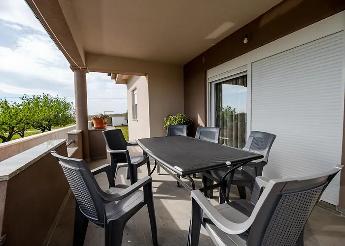 Laura Βίλα Nadin